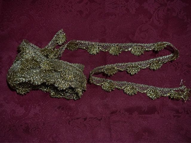 Encaje sintético dorado