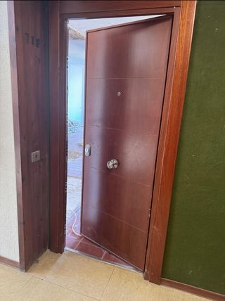 Puerta Blindada Madera Oscura