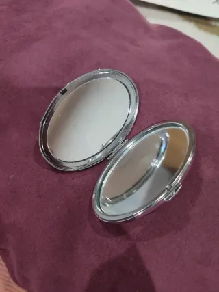 Espejo de mano plateado ovalado