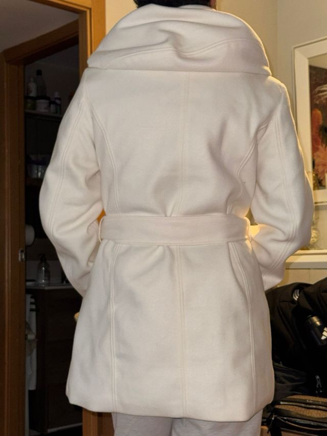 Abrigo blanco con capucha y cinturón