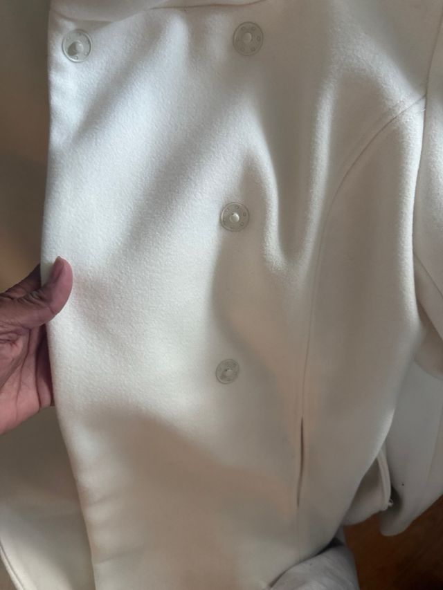 Abrigo blanco con capucha y cinturón