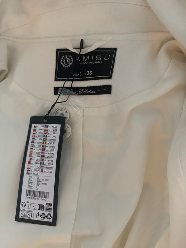 Abrigo blanco con capucha y cinturón