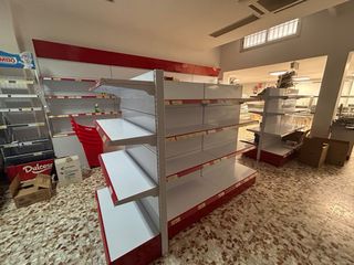 Estanterías y mostrador de caja