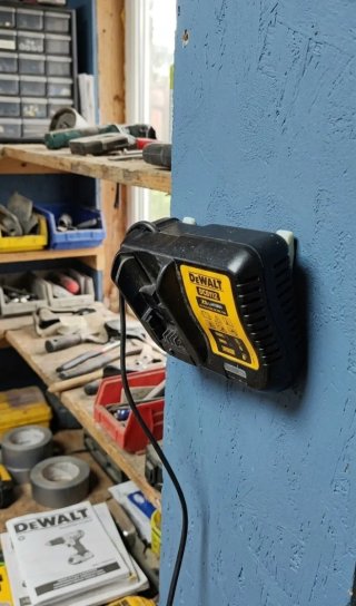 Soporte pared cargador Dewalt 18V (DCB112)
