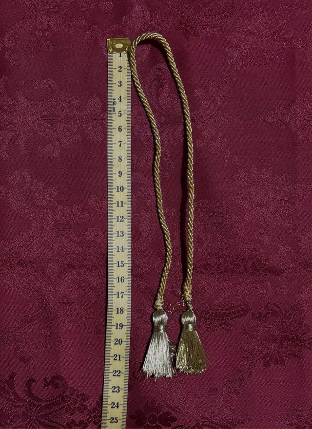 Cordón dorado con borlas