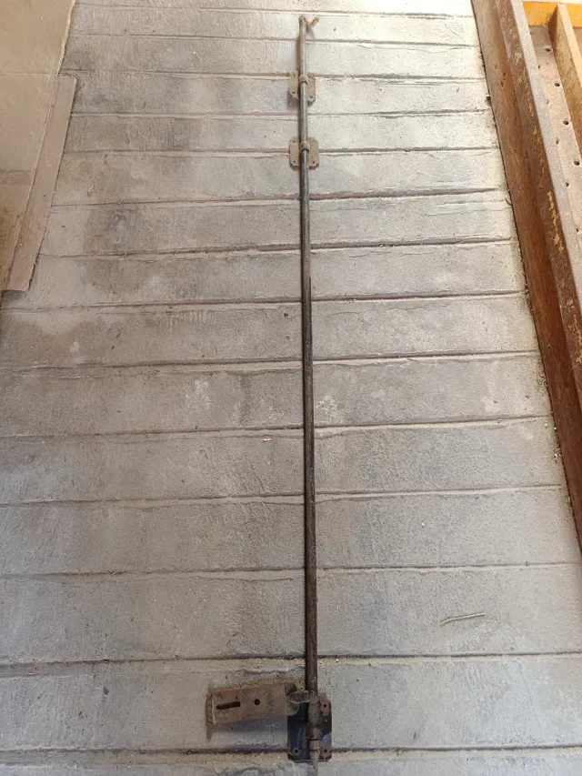 Cerrojo antiguo para puerta grande