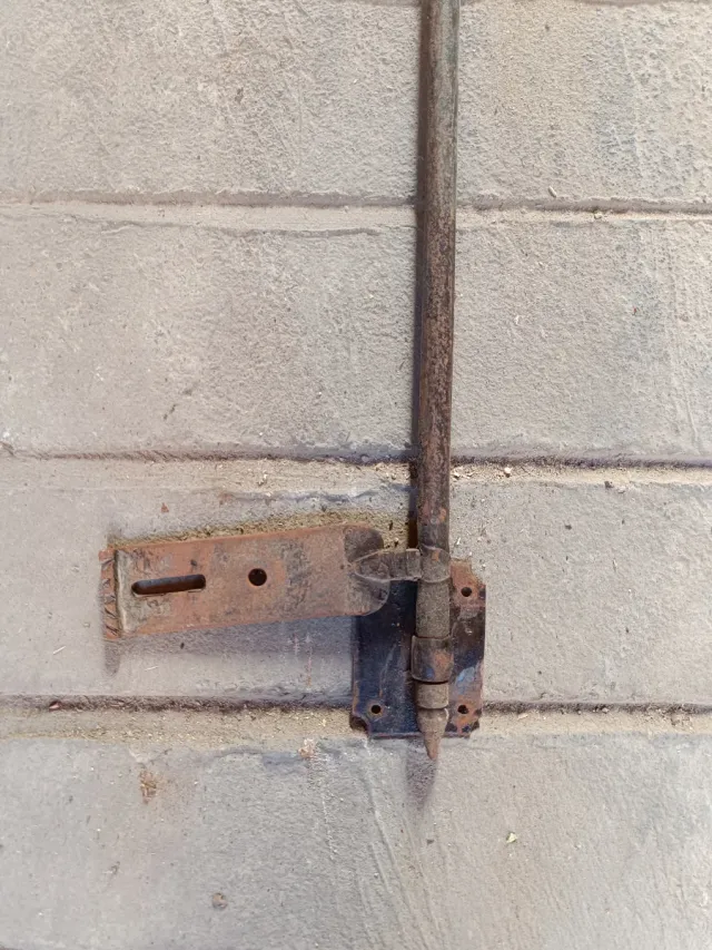 Cerrojo antiguo para puerta grande