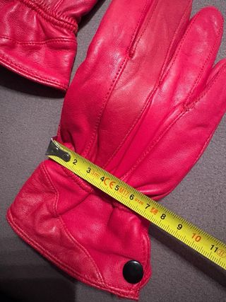 Guantes de piel rojos