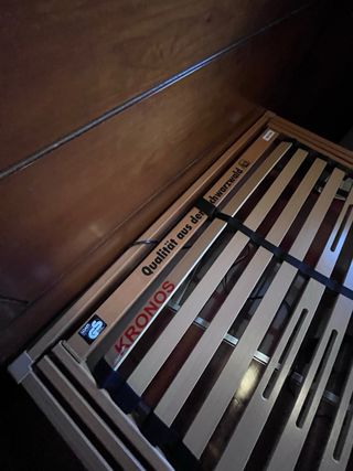 Cabecero, mesillas y cama de madera