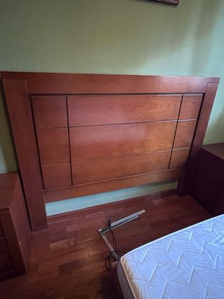 Cabecero, mesillas y cama de madera
