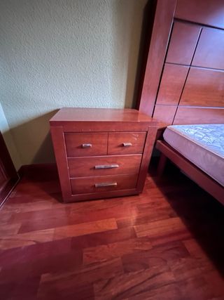 Cabecero, mesillas y cama de madera