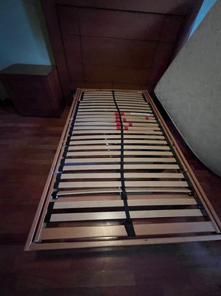 Cabecero, mesillas y cama de madera