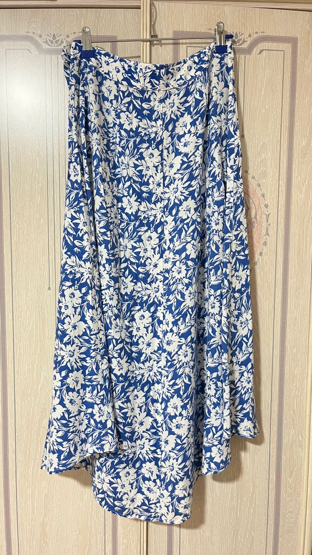 Falda Zara floral azul y blanca
