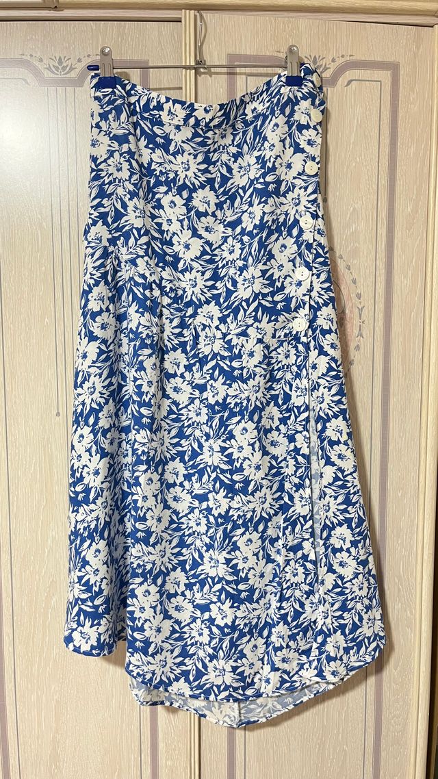 Falda Zara floral azul y blanca