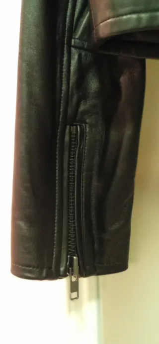 Cazadora piel chica negra Ushuaïa (Ibiza).