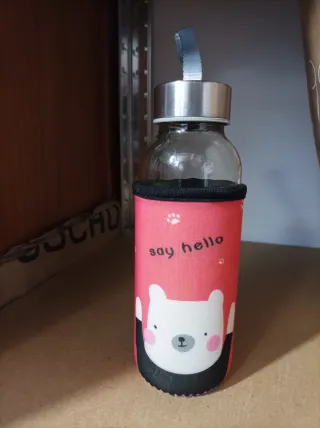 Botella de vidrio con funda de oso