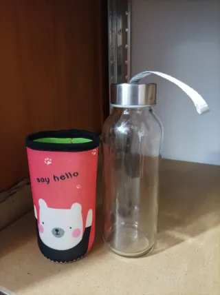 Botella de vidrio con funda de oso