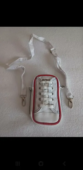 Bolso zapatilla blanco y rojo