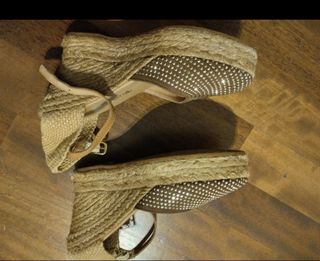 Alpargatas Macarena Beige y Doradas