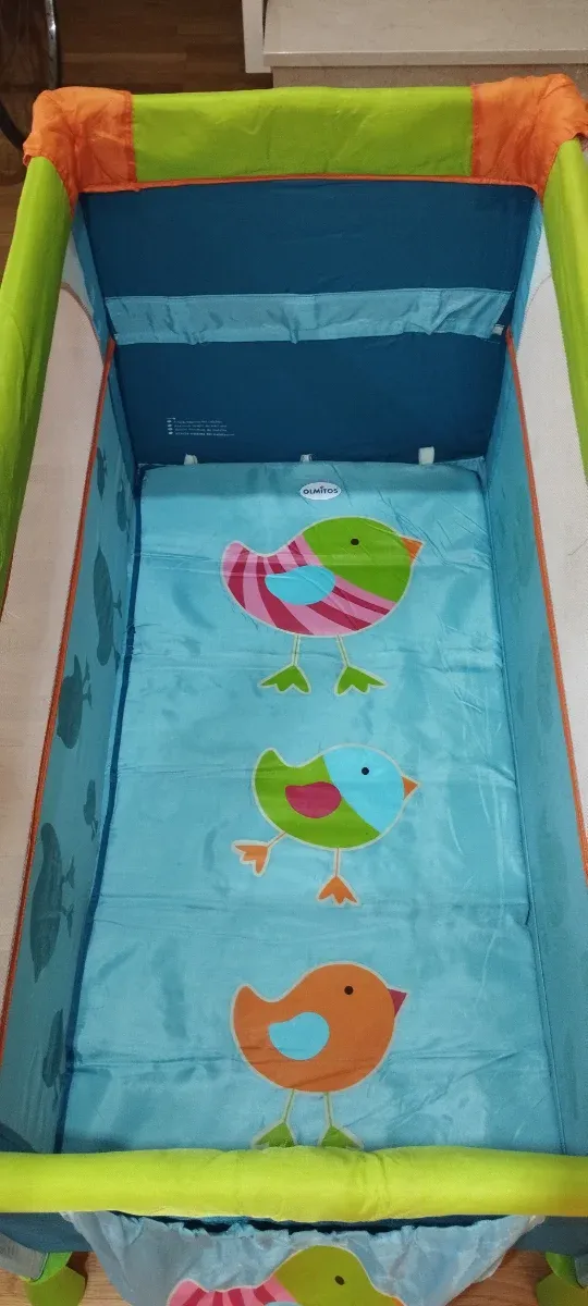 Cuna de viaje con estampado de pájaros