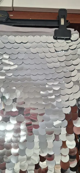 Ropa plateada con lentejuelas