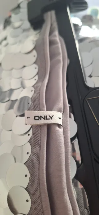 Ropa plateada con lentejuelas