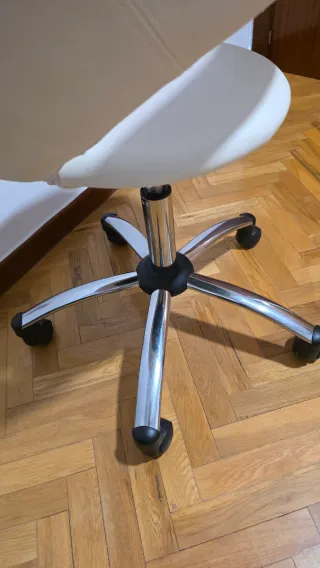 Silla giratoria blanca redonda