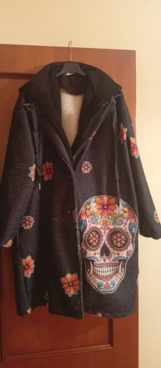 Abrigo estampado calavera y flores