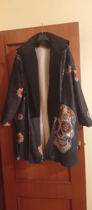 Abrigo estampado calavera y flores