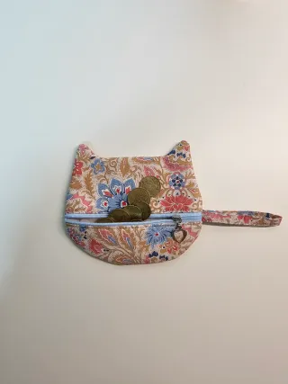 Monedero gatito estampado floral
