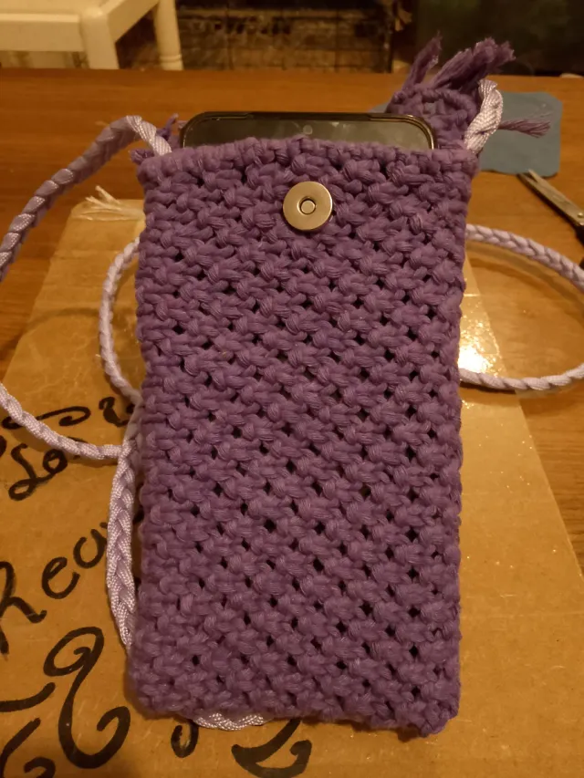 Funda móvil macramé morada hecha a mano