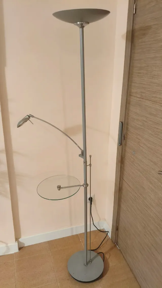 Lámpara de pie LED moderna
Con regulación 