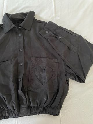 Blusa corta Desigual negra con corazón