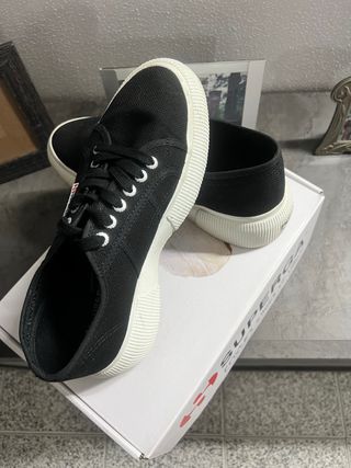 Superga nere donna messe una volta per misurarle