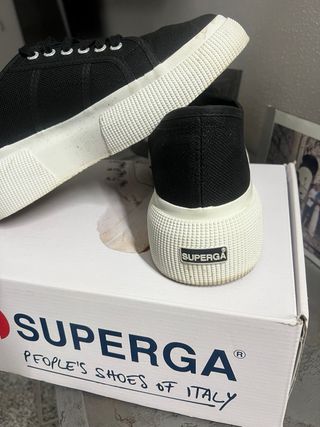 Superga nere donna messe una volta per misurarle