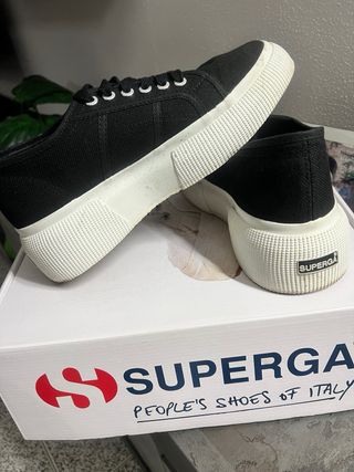 Superga nere donna messe una volta per misurarle