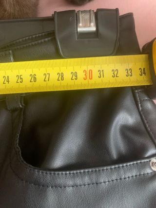 Pantalón efecto piel Zara Talla 36