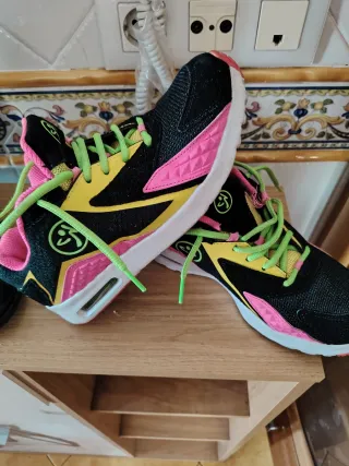 Zapatillas Zumba Negras con Detalles Rosa y Amaril