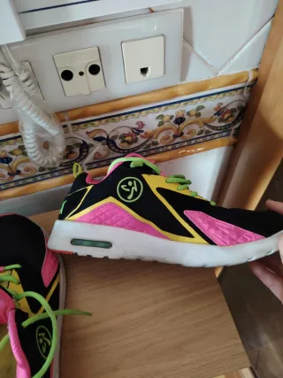 Zapatillas Zumba Negras con Detalles Rosa y Amaril