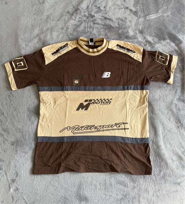 Camiseta estilo motocross beige y marrón