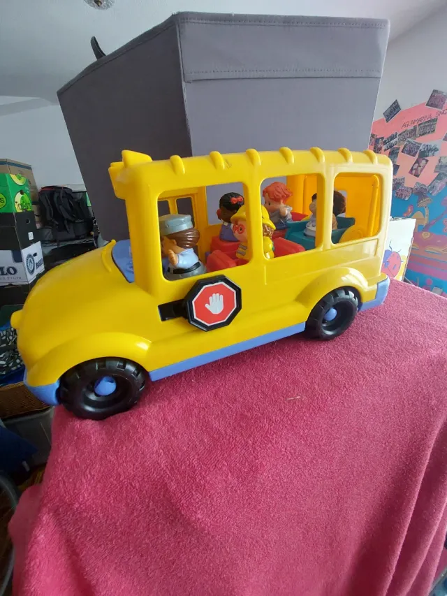 Autobús Fisher-Price con figuras
