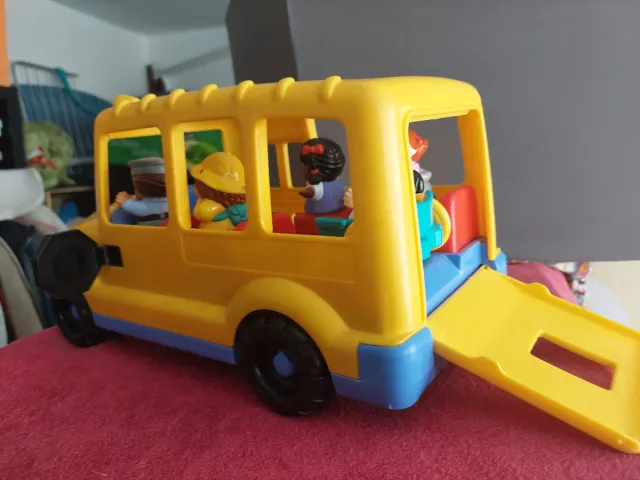 Autobús Fisher-Price con figuras