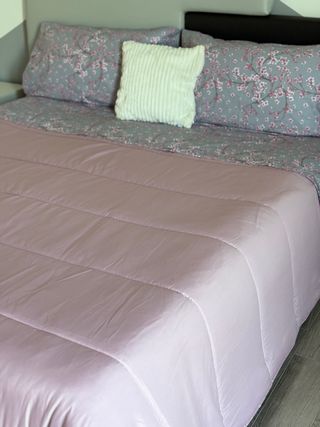 Trapunta con lenzuola grigio e rosa