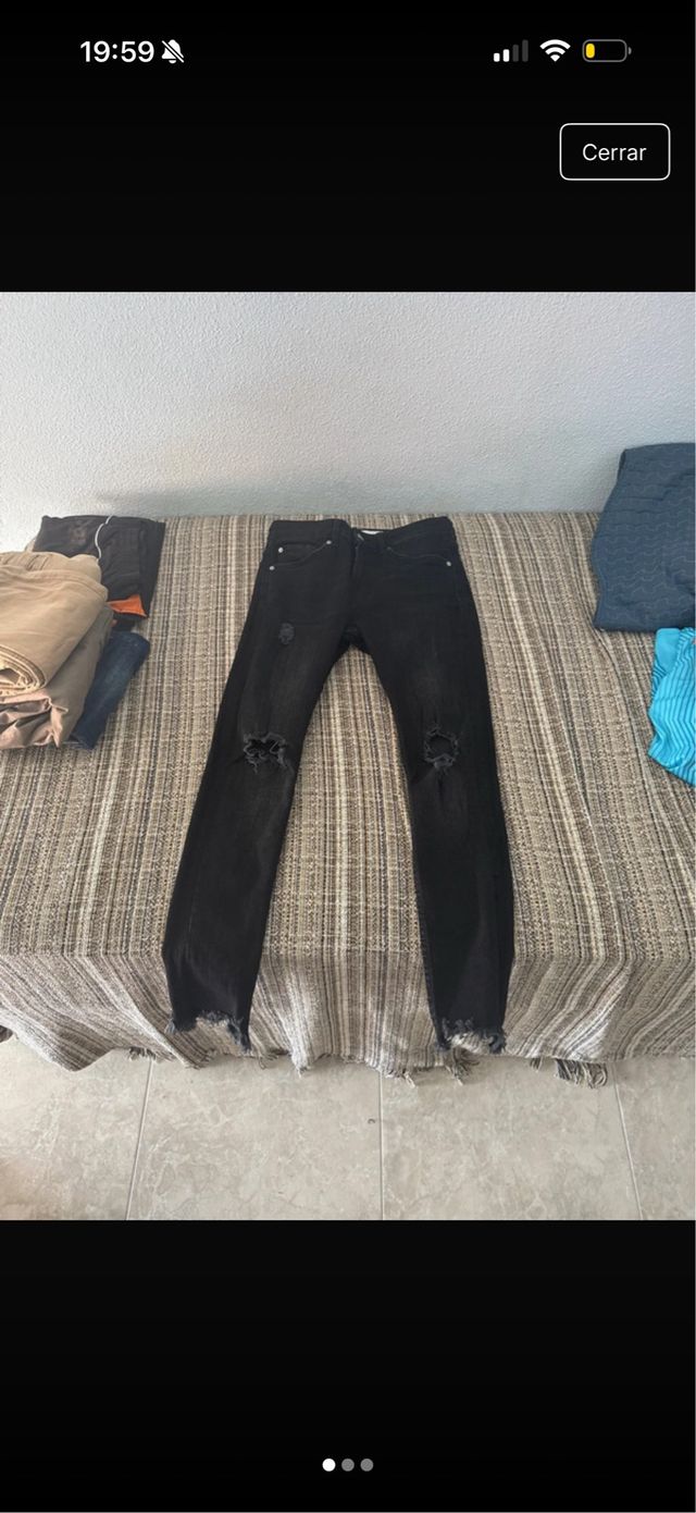 Vaqueros Bershka negros rotos