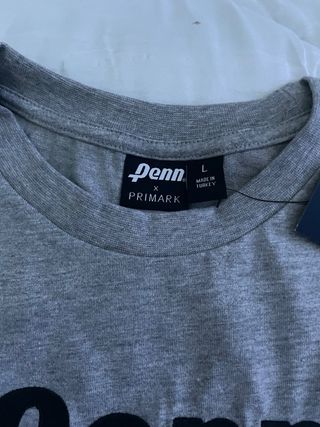 Camiseta Penn Sport con Bandera Americana Gris