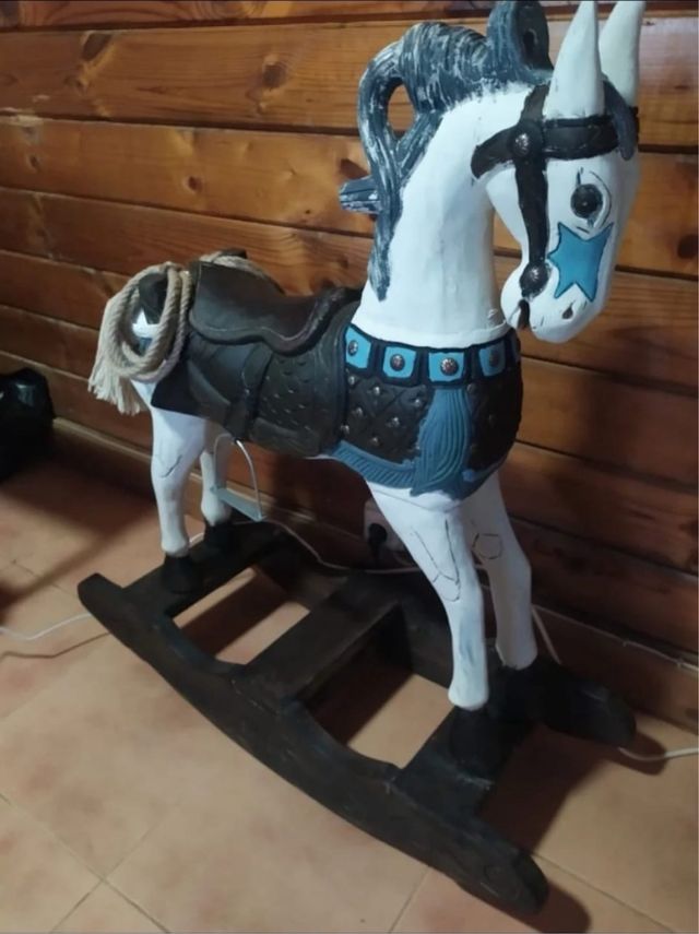 Caballo balancín de madera
