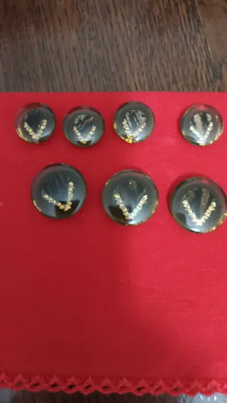 Bottoni con dettagli dorati