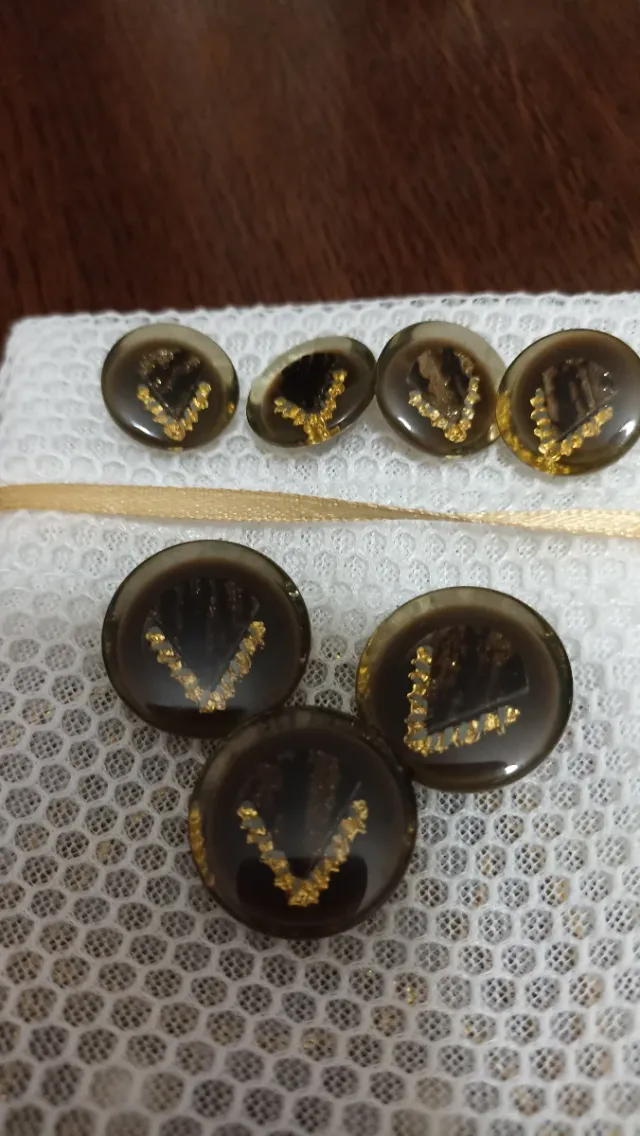 Bottoni con dettagli dorati