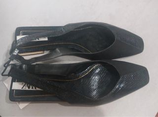 Scarpe con tacco in pelle di serpente nere Zara