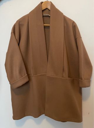Abrigo capa marrón tostado